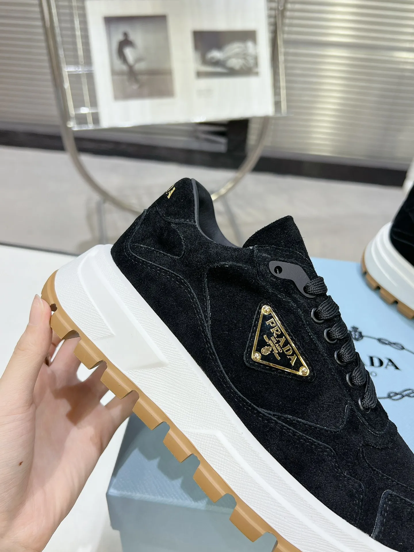 👟👟Ex-factory price 580👟👟 PRADA ²⁰²4 𝐬𝐬Prada’s new product comes with strength! ❣️Many Internet celebrities have the same style, fashionable and versatile nice items, original shoes are developed and purchased from Italian counters, and are reproduced 1:1 according to the original taste. This year’s theme is not to be defined, embodying texture through simplicity💛From thick-soled sneakers to zigzag short boots to 2024 flat shoes, everything reveals a sure-fire momentum...combining gentleness and handsomeness, the finishing touch for women❤️ The top-grade open-edge beaded cowhide with imported cowhide triangle logo is consistent with the original version, the wear-resistant and ultra-light two-color outsole, and the sheepskin lining are breathable and comfortable. ⚛Size: Women's 34-40 ⚛Size: Men's 39-45 Original packaging accessories. ⚛